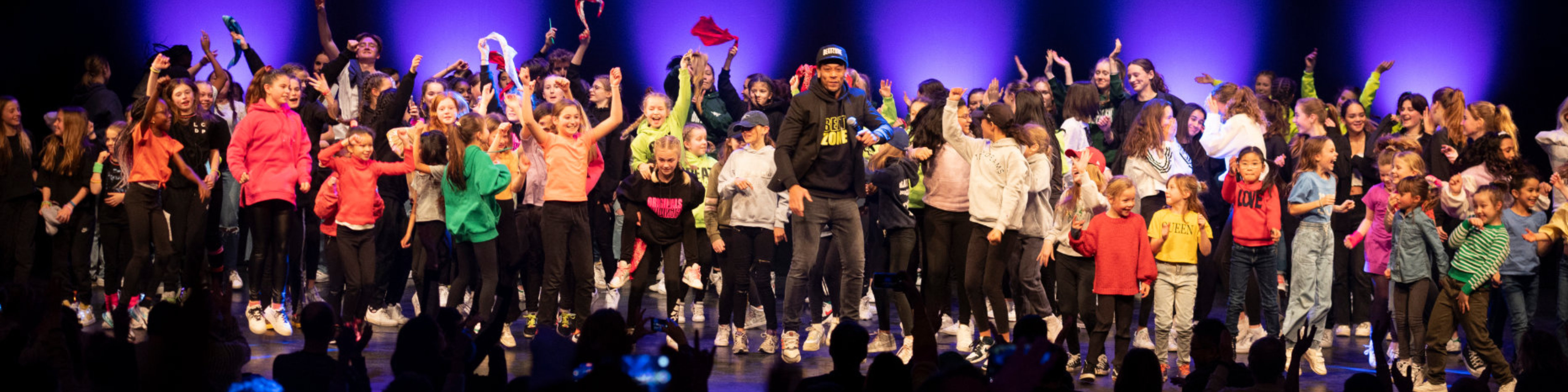 Dansshow op een podium